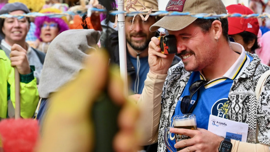 Los Kilomberos, Isa y Bego, la alcaldesa vestida de crucerista. Fueron algunos de los protagonistas de este Martes de Carnaval por la mañana, que llenó de fiesta Monte Alto
