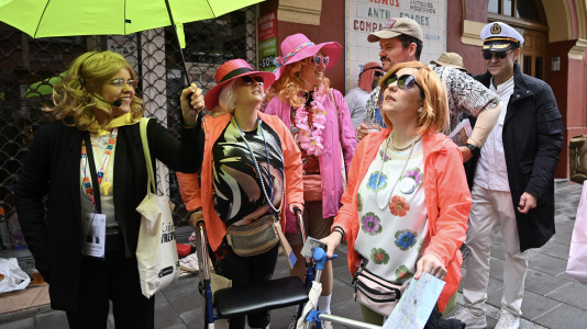 La alcaldesa, que ya triunfó otros años como Shakira o vestida de jabalí, optó en este 2026 por disfrazarse de una turista en trasatlántico, andador y mapa en mano