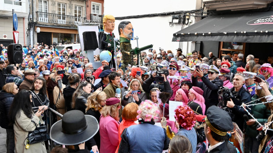 Los Kilomberos, Isa y Bego, la alcaldesa vestida de crucerista. Fueron algunos de los protagonistas de este Martes de Carnaval por la mañana, que llenó de fiesta Monte Alto