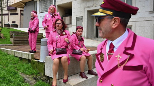 Los Kilomberos, Isa y Bego, la alcaldesa vestida de crucerista. Fueron algunos de los protagonistas de este Martes de Carnaval por la mañana, que llenó de fiesta Monte Alto