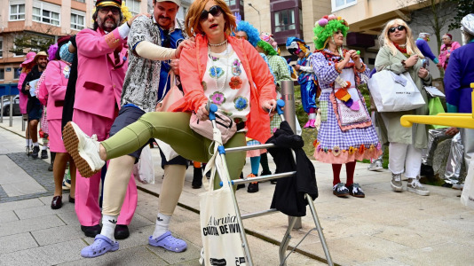 Los Kilomberos, Isa y Bego, la alcaldesa vestida de crucerista. Fueron algunos de los protagonistas de este Martes de Carnaval por la mañana, que llenó de fiesta Monte Alto