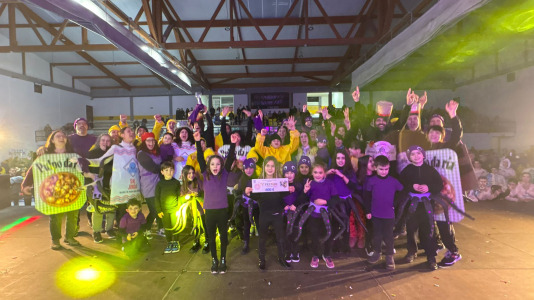 El municipio celebró su tradicional concurso de disfraces y comparsas