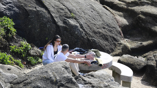 Los coruñeses no desaprovecharon la ocasión para regresar a las playas y a los paseos. Alguno, incluso, se atrevió a darse un baño