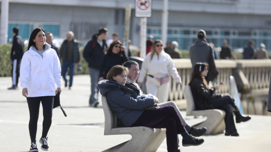 Los coruñeses no desaprovecharon la ocasión para regresar a las playas y a los paseos. Alguno, incluso, se atrevió a darse un baño