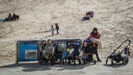 Los coruñeses no desaprovecharon la ocasión para regresar a las playas e incluso hubo alguno que se atrevió a darse un baño