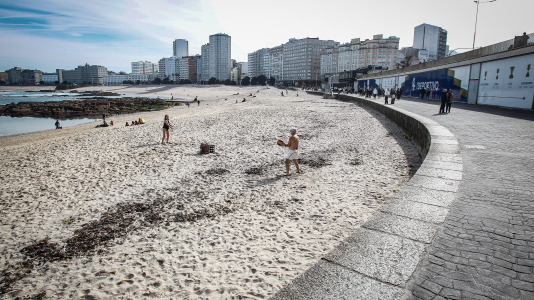 Los coruñeses no desaprovecharon la ocasión para regresar a las playas e incluso hubo alguno que se atrevió a darse un baño