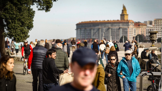 Los coruñeses no desaprovecharon la ocasión para regresar a las playas e incluso hubo alguno que se atrevió a darse un baño