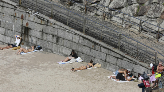 Los coruñeses no desaprovecharon la ocasión para regresar a las playas y a los paseos. Alguno, incluso, se atrevió a darse un baño