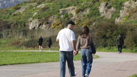 Los coruñeses no desaprovecharon la ocasión para regresar a las playas y a los paseos. Alguno, incluso, se atrevió a darse un baño