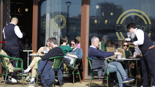 Los coruñeses no desaprovecharon la ocasión para regresar a las playas y a los paseos. Alguno, incluso, se atrevió a darse un baño