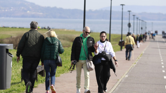 Los coruñeses no desaprovecharon la ocasión para regresar a las playas y a los paseos. Alguno, incluso, se atrevió a darse un baño
