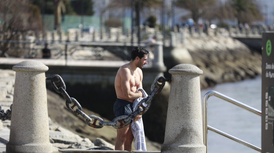 Los coruñeses no desaprovecharon la ocasión para regresar a las playas y a los paseos. Alguno, incluso, se atrevió a darse un baño
