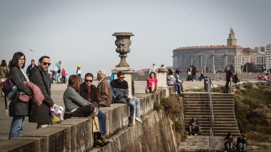 Los coruñeses no desaprovecharon la ocasión para regresar a las playas e incluso hubo alguno que se atrevió a darse un baño