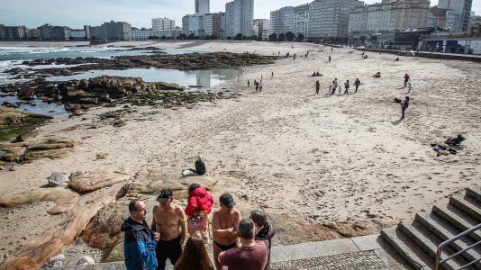 Los coruñeses no desaprovecharon la ocasión para regresar a las playas e incluso hubo alguno que se atrevió a darse un baño