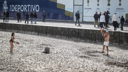 Los coruñeses no desaprovecharon la ocasión para regresar a las playas e incluso hubo alguno que se atrevió a darse un baño