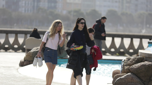 Los coruñeses no desaprovecharon la ocasión para regresar a las playas y a los paseos. Alguno, incluso, se atrevió a darse un baño