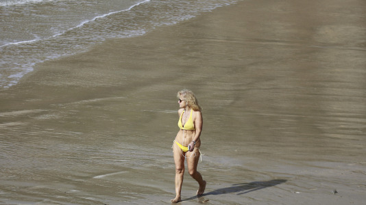 Los coruñeses no desaprovecharon la ocasión para regresar a las playas y a los paseos. Alguno, incluso, se atrevió a darse un baño