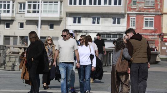 Los coruñeses no desaprovecharon la ocasión para regresar a las playas y a los paseos. Alguno, incluso, se atrevió a darse un baño
