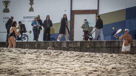 Los coruñeses no desaprovecharon la ocasión para regresar a las playas e incluso hubo alguno que se atrevió a darse un baño