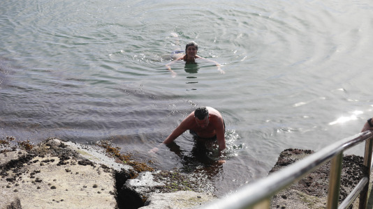 Los coruñeses no desaprovecharon la ocasión para regresar a las playas y a los paseos. Alguno, incluso, se atrevió a darse un baño