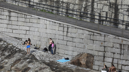 Los coruñeses no desaprovecharon la ocasión para regresar a las playas y a los paseos. Alguno, incluso, se atrevió a darse un baño