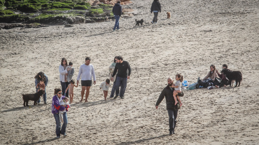 Los coruñeses no desaprovecharon la ocasión para regresar a las playas e incluso hubo alguno que se atrevió a darse un baño