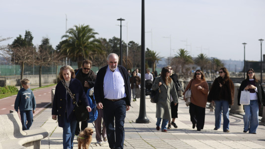 Los coruñeses no desaprovecharon la ocasión para regresar a las playas y a los paseos. Alguno, incluso, se atrevió a darse un baño