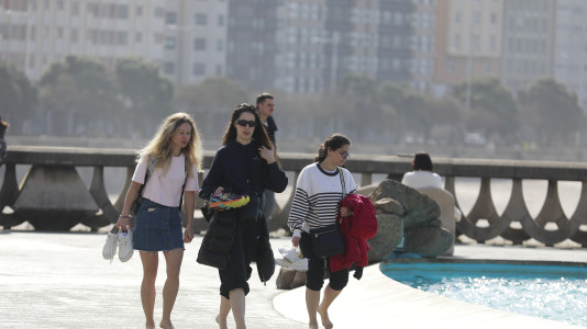 Los coruñeses no desaprovecharon la ocasión para regresar a las playas y a los paseos. Alguno, incluso, se atrevió a darse un baño