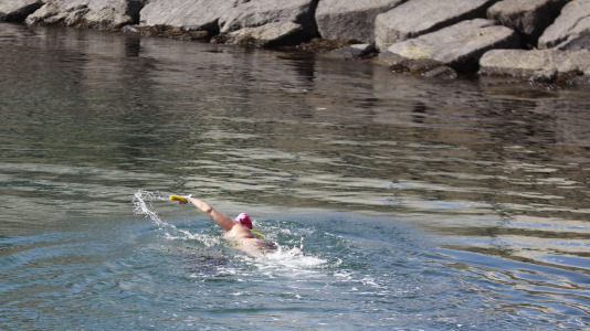 Los coruñeses no desaprovecharon la ocasión para regresar a las playas y a los paseos. Alguno, incluso, se atrevió a darse un baño