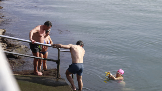 Los coruñeses no desaprovecharon la ocasión para regresar a las playas y a los paseos. Alguno, incluso, se atrevió a darse un baño