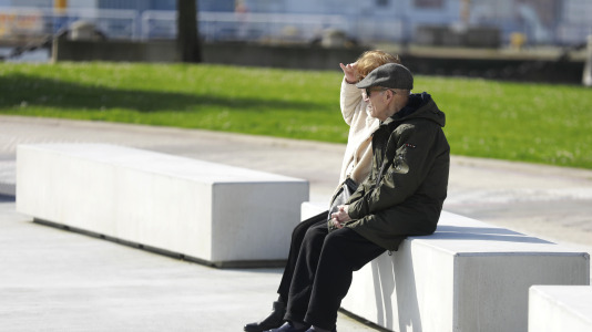 Los coruñeses no desaprovecharon la ocasión para regresar a las playas y a los paseos. Alguno, incluso, se atrevió a darse un baño