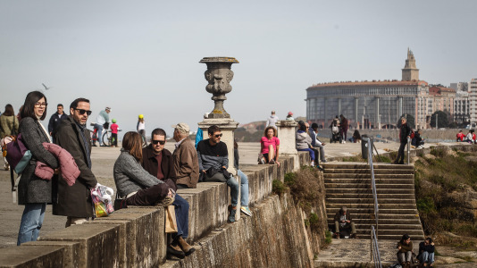 Los coruñeses no desaprovecharon la ocasión para regresar a las playas e incluso hubo alguno que se atrevió a darse un baño