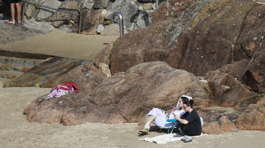Los coruñeses no desaprovecharon la ocasión para regresar a las playas y a los paseos. Alguno, incluso, se atrevió a darse un baño