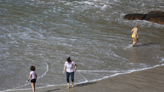 Los coruñeses no desaprovecharon la ocasión para regresar a las playas y a los paseos. Alguno, incluso, se atrevió a darse un baño