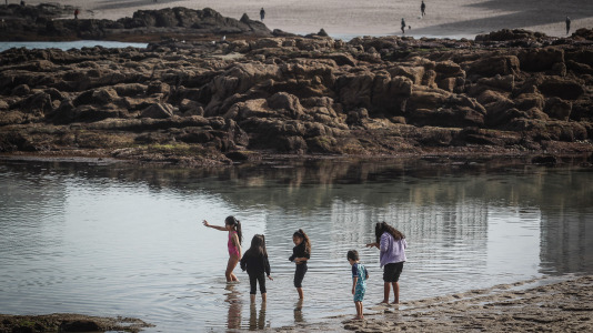 Los coruñeses no desaprovecharon la ocasión para regresar a las playas e incluso hubo alguno que se atrevió a darse un baño