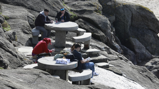 Los coruñeses no desaprovecharon la ocasión para regresar a las playas y a los paseos. Alguno, incluso, se atrevió a darse un baño