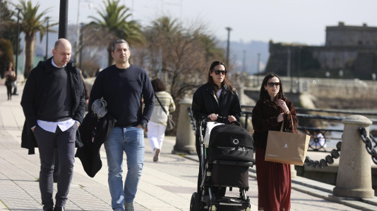 Los coruñeses no desaprovecharon la ocasión para regresar a las playas y a los paseos. Alguno, incluso, se atrevió a darse un baño