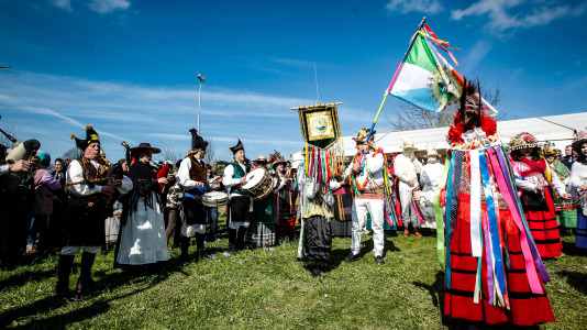 Este lugar de Paderne volveu avivar un ano máis o que é o único entroido tradicional das Mariñas 