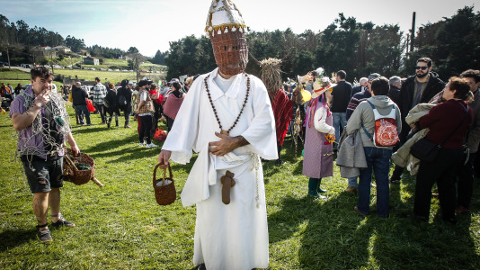 Este lugar de Paderne volveu avivar un ano máis o que é o único entroido tradicional das Mariñas 