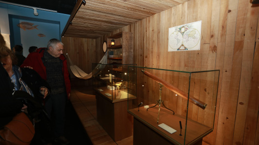 La muestra recrea el interior de la fragata 'Pizarro' y enseña las aventuras de ambos navegantes