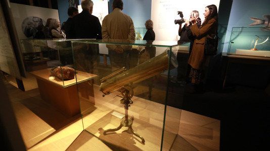 La muestra recrea el interior de la fragata 'Pizarro' y enseña las aventuras de ambos navegantes