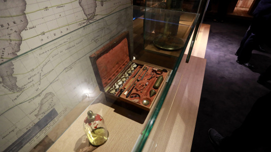 La muestra recrea el interior de la fragata 'Pizarro' y enseña las aventuras de ambos navegantes