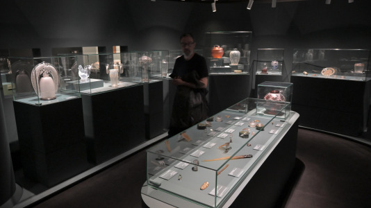 Lalique fue pionero en el uso de materiales considerados hasta entonces secundarios, como el vidrio, el esmalte, el cuerno o las piedras semipreciosas
