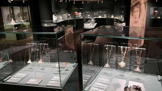 Lalique fue pionero en el uso de materiales considerados hasta entonces secundarios, como el vidrio, el esmalte, el cuerno o las piedras semipreciosas