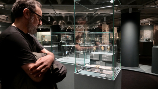 Lalique fue pionero en el uso de materiales considerados hasta entonces secundarios, como el vidrio, el esmalte, el cuerno o las piedras semipreciosas