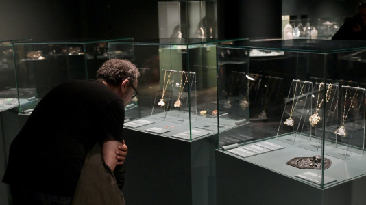Lalique fue pionero en el uso de materiales considerados hasta entonces secundarios, como el vidrio, el esmalte, el cuerno o las piedras semipreciosas