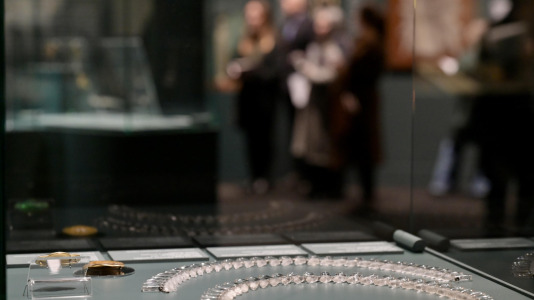 Lalique fue pionero en el uso de materiales considerados hasta entonces secundarios, como el vidrio, el esmalte, el cuerno o las piedras semipreciosas