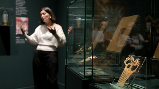 Lalique fue pionero en el uso de materiales considerados hasta entonces secundarios, como el vidrio, el esmalte, el cuerno o las piedras semipreciosas