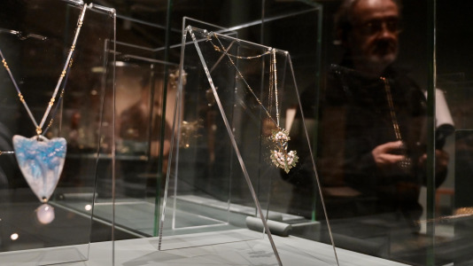Lalique fue pionero en el uso de materiales considerados hasta entonces secundarios, como el vidrio, el esmalte, el cuerno o las piedras semipreciosas