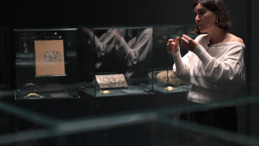 Lalique fue pionero en el uso de materiales considerados hasta entonces secundarios, como el vidrio, el esmalte, el cuerno o las piedras semipreciosas